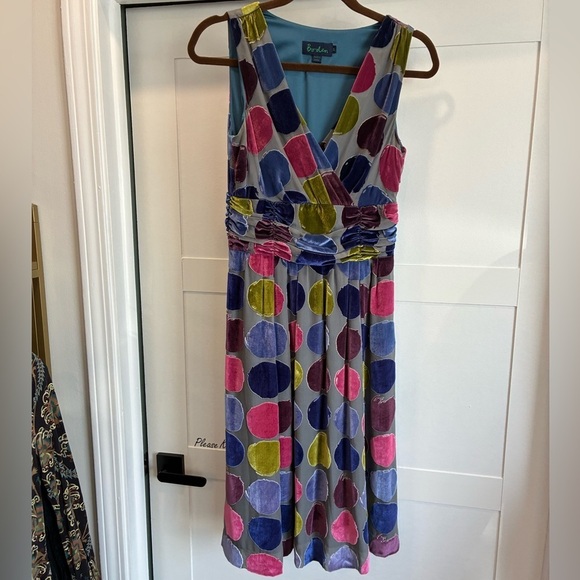 Boden Dresses & Skirts - Boden silk v neck dress with velvet differing colored circle design